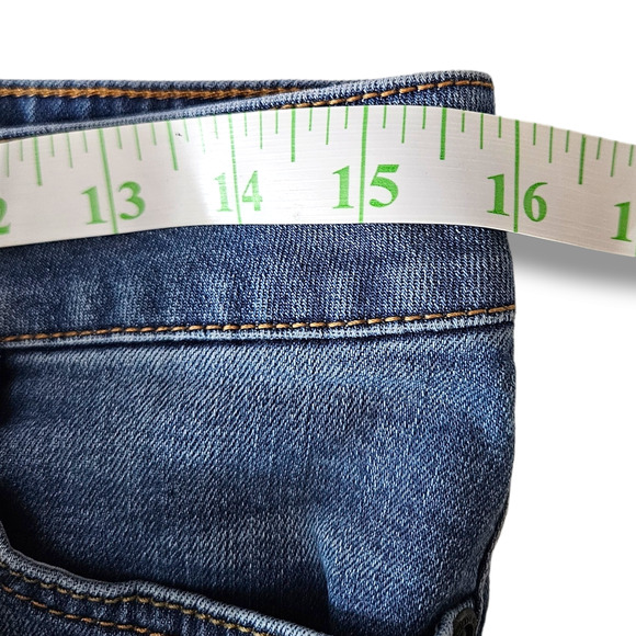 EUC St. John's Bay Mid Rise Relaxed Capri Jeans Sz. 8Px20 Medium Wash Denim - Picture 7 of 10